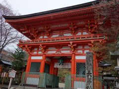 明治37年に造営された長等神社の鮮やかな朱色の楼門。
室町時代の様式で建てられたそうです。