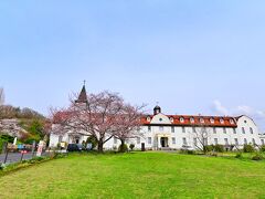 地元では有名で市民に親しまれている修道院があります。
町のほぼ中央を東西に走る国道19号線のバイパスを東に向かい、
左手に多治見北高校を越した所を左折すると
正面にその姿を見ることができます。