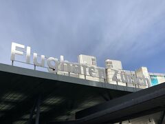 4分ほどでチューリッヒ国際空港に到着。
エスカレーターを降りたところでチェックインを行った。この後チューリッヒ→フランクフルト→上海→福岡の3フライトで帰国するが、やはり福岡まで預け荷物のスルーはできず、上海で入国→荷物のピックアップ→福岡行きチェックイン→出国の流れになると説明を受けた。そんな話をしていたせいか、一つ目のスーツケースにプライオリティタグが付けられてないことに気が付いたのは、そのスーツケースが流れていった時だった。その件を指摘したら「もうしょうがないね」的な言葉しか返ってこなかった。ただでさえ上海での乗り継ぎ時間がないのに・・・