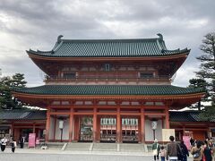 3時間弱大笑いをして、会場を後に隣接の平安神宮に向かいます。
2018年12月31日以来、久し振りの訪問です。
https://4travel.jp/travelogue/11456775

今日は、お向かいの「京都市勧業館みやこめっせ」で京都大学の入学式が行われていたようで、桜をバックに記念撮影をする、若い人の姿を多く見かけます。