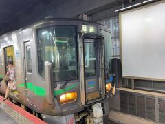 　今回は高岡駅から小松駅まで、電車で移動します。
　駐車場に車を停めたのが出発2分前、ぎりぎりでした。(笑)

　高岡駅9:02　→　金沢駅9:42（534M）
　