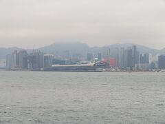 対岸に旧啓徳空港跡地を利用した大型客船ターミナルが見えます。