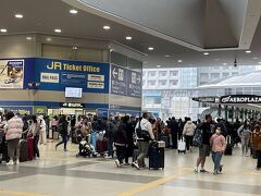 小雨がぱらつくなか久しぶりの関空へ
着いた瞬間から「人がゴミのようだ」ではなく人混みがすごい！
観光客戻ってきてますね～