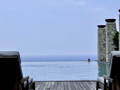 だーれもいないインド洋一望の大きなプールを楽しんだら、

ヴィラのプールに帰ります。

