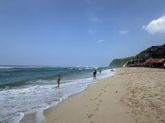サーフィンに適した海なので、危なくて海水浴はできないところ、

ホテルのデッキチェアの場所もごちゃごちゃしててどれかわからず。