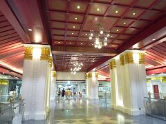 MRTに乗ってサナームチャイ駅へ、
駅構内は、王宮を思わせるような豪華な造りになっエいます。