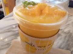 とにかく暑いので「Make Me Mango 」でひと休み。
マンゴスムージーを飲んで生き返る。
