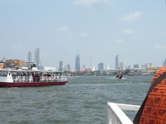 続きまして、渡し船に乗り「ワット・アルン」へ
あっという間に向こう岸に着きますがこの景色とか雰囲気、バンコクに来たと感じます。