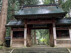 続いて南魚沼市の雲洞庵にやってきましたが、雨が降り出してきました。