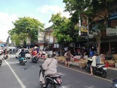 この宿のもう1つのよさはクタ市場が近いこと。
場所はJl. Raya Kuta。「Bali Jaya Mart」の向かいです。宿からは徒歩約5分。いーね。