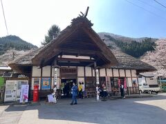 13:22  湯野上温泉駅

なるほど茅葺き屋根。
