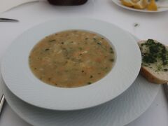 まずは、ランチにしよう
コトルはドブロブニクより物価が安いので安心してレストランに入れる
北門に近いシーフードレストランのバスティオン

魚スープから始める