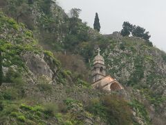 登っていけばここまで行け、コトルの街を見下ろす絶景が見られるが・・