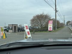 この日は平日で、駅前を出発したのはまだ10時半過ぎでしたが、展勝地に近づくと渋滞していて、結局、駐車場に入って車を停められた時には 11:15になっていました

（3.2km手前の国見橋には「混雑時はここから２時間かかります」という看板がありました。普段なら５分の距離なんですけどね^^;）