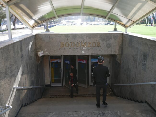 TVタワーの最寄り駅はバダムザール(Bodomzor)駅。