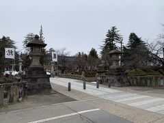 米沢城址のお堀にかかっている【舞鶴橋】を渡って【上杉神社】へ