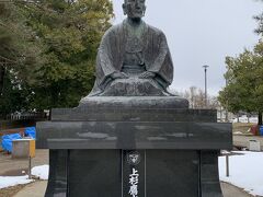 上杉神社の摂社【松岬神社】の横には「上杉鷹山公之像」

為せば成る
為さねば成らぬ何事も
成らぬは人の為さぬなりけり