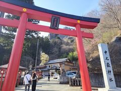 駐車場の横は中之嶽神社があります。