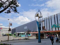 上野東京ラインに乗って小山駅に到着しました。

小山駅は東北新幹線も止まる大きな駅で、降り立った西口は栄えていました。