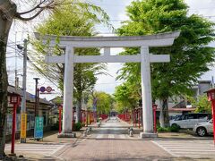 まずは須賀神社というところへ。
参道が長いですねぇ。
