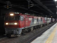 まずは小倉駅でEF81を狙う筈が・・・やってきたのはEH500です。
あれ～となりましたが貨物列車が遅れるのはよくある事でどうやら遅れていた貨物列車がやってきたようです。

予定ではこの後、西小倉駅に移動する予定だったので移動することにします。

詳細はこの日の撮影レポートで
https://rail.travair.jp/?p=13793