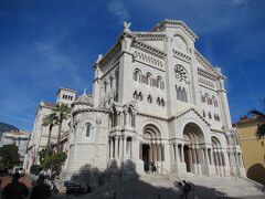 13：45　食後、隣の「モナコ大聖堂」に戻ります。
青空に白亜の建物が映えて綺麗。
やっぱお天気は嬉しいものです。