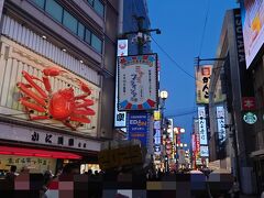 18:35　道頓堀

大阪っぽく道頓堀を楽しもうと思ったら…人多すぎ。
外国人観光客もいっぱい！
あまりの人の多さにすぐ退散。