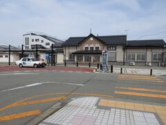 「なまはげの本場」男鹿半島とは逆方向へ進み レトロな駅舎の「土崎駅」で下車

ここから 5分ほど歩くと
　