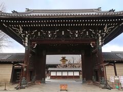 市バスにて西本願寺へ。
いつもバスで脇を通り過ぎてばかりだった西本願寺。
ようやく機会が訪れました。