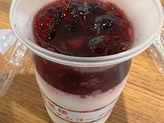 食後のデザートに
北菓楼の　ベリーヨーグルト　( ^ω^ )
甘酸っぱくて濃厚でした♪