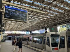 パース駅からフリーマントル行き列車に乗る。交通カードを持っていると、日曜日は何と無料！所要時間約40分。9時発のフェリーを予約していて、30分前には遅くともチェックインが必要とあったので、頑張って早く行ったけど、まだ全然人いなくてもっと遅くても大丈夫だったかも。今回は自転車とのパックで予約しているのでその手続きも（借りるのは現地）。パース市内からロットネストに直行するフェリーもあるのだけど、リバークルーズしながらいくので時間がかかり、かつ、便数も少ないので、電車でフリーマントルに行った方が効率的。どうせ日曜はタダだし、フリーマントルも寄れるし。駅からフェリー乗り場までは歩いて10分かからない。