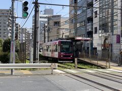 用事を済まし、春日通りを東へ。
都電荒川線の向原停留所前。