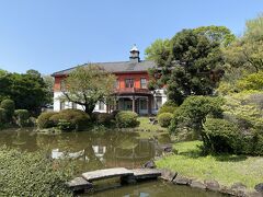 奥に見えるのは旧東京医学校本館。