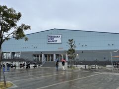 少し歩いてポートマーケットへ。雨がさらに強くなってきたのでここで一休みします。