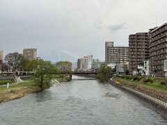 宿泊したのはドーミーイン盛岡です

駅からはちょっと離れたところにあり、荷物があれば路線バスを使うところですが、徒歩でも15分と歩けない距離ではないので、ぴょんぴょん舎盛岡駅前店までウォーキングで行くことにしました

途中の開運橋からうっすら見えた岩手山

うっすらでも迫力あるなぁと思いました
