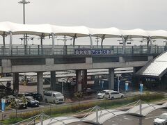 この日の仕事を終えて宿に向かいます。
仙台空港駅が空港と直結しています。