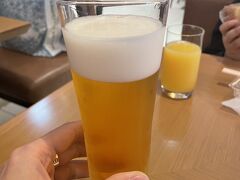 今回は午前11:55のフライト

なのでビールいただきます
フードコートでたこ焼きも買ってカンパイ