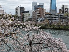 川崎橋を通って大坂城まで徒歩で移動します。