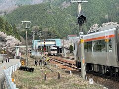 臥龍公園から駐車場に向かいます。公園のすぐ近くに飛騨一ノ宮駅があります。丁度電車が停止中に反対方向から電車が入ってきました。電車がけたたましく警笛を鳴らします。何かあったのかと思ったら、遮断機の前に撮り鉄がいました。