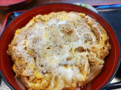 お昼はいつも通り、「日乃出庵」で…
今回はカツ丼（味噌汁・漬物付900円）を頂く。
玉子は半熟と硬めの中間、カツに甘辛いタレが染みててよい塩梅。