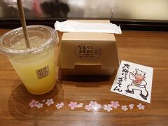 店舗横に併設されているカフェコーナー陸カフェSTANDで朝食。
青森県産のリンゴジュース、そして「よんぶんのいちの幸せ。カフェチーズケーキ」（という名前が、メニューに書いてあった）です。
ハンバーガーのような箱の中には4分の1にカットされたチーズケーキ。それを、ハンバーガーを食べる要領でかじっていただきます。
おいしかった！

りくろーおじさんが描かれたカードをはじめとした、チーズケーキや陸カフェSTANDでの滞在を楽しめるような工夫も旅行の思い出の彩りに。