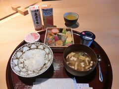 一旦ホテルに戻り朝食です。
人気の朝食。