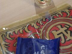 買いこんだお菓子を置きに、部屋に戻りました。
だいぶ疲れているのは水分が足りていないからだと気付き、セイコーマートで購入したドリンクガラナをゴクリ。強炭酸でだいぶシャキッとしました。
夕飯は20時過ぎの予定なので、早めの賞味期限であった六花亭のお菓子醍醐生果実入りブルーベリーをおやつにパクリ。ちょっと特別な心持ちがするお菓子、手軽にひとつから購入できるとはなんて有難い。

その下にあるのはずっと欲しいと思っていたマルセイバターサンドパッケージ柄のマフラータオルです。入手出来て感無量。