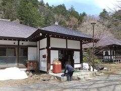 朝食を早めていただいて、第３のメンバーをピックアップして今回の目的地、湯の湖畔にある「温泉寺」へまっしぐら。
今シーズンはこの日から営業開始とのこと。
一人５００円を納めていざ入浴！
知る人ぞ知る温泉のためか、営業初日のためか、一番湯でした。