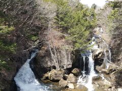 ここも帰り道沿いの竜頭の滝。
青空の下を流れ落ちる滝の水はとてもきれいでした。
