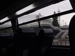 席の反対側なので少々見づらい状況ですが、札幌ドームが見えました。
バスでの移動なら見ることできるかな、と思っていたので確認できて良かったです。