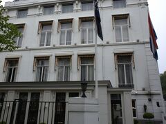 今日は、これから国境を越えてブリュッセルへ移動。
旅行会社はフツウ列車の切符だけの手配で、何時のに乗るかはこちら任せ。事前にネットで検索した感じだとロッテルダムで乗り換えかな。

9時半のに乗ろう、と8時半にはこちらのホテルをあとにいたしました。おせわになりました～。