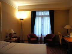 中央駅で回数券を買い、60番のバスに乗ってDe Brouckereまで行き、ちょこっとだけスーツケースを転がしホテルへ。

到着が遅くなって2時近くになっていたので、ちょっと早いですけど、チェックインできちゃいました。そこはヨカッタ！
ふ～