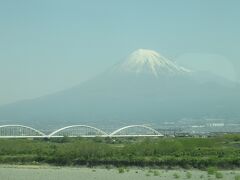 車窓からうっすら富士山