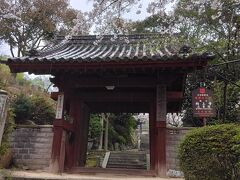 生口神社からさらに上がって行くと、向上寺があります。こちらのお寺自体の拝観料は無料ですが、三重塔のみ100円の拝観料を納めます。